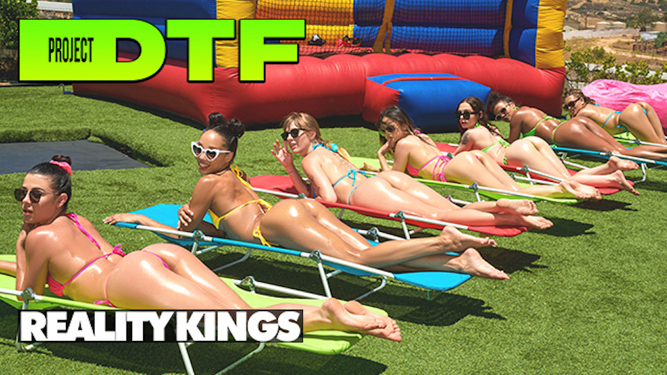 Sektördeki en ateşli on iki porno yıldızı, buharlı bir seks partisi için büyük bir evde bir araya geliyor - gerçeklik kralları
