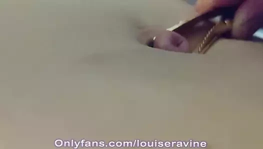 Outie göbek deliğine klipsle işkence yapıldı