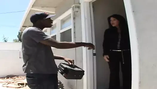 Kendra ile ırklararası video seksi dövmeli ve kahverengi saçlı sürtük orta yaşlı seksi kadın büyük zenci yarağı istiyor ve döl içiyor