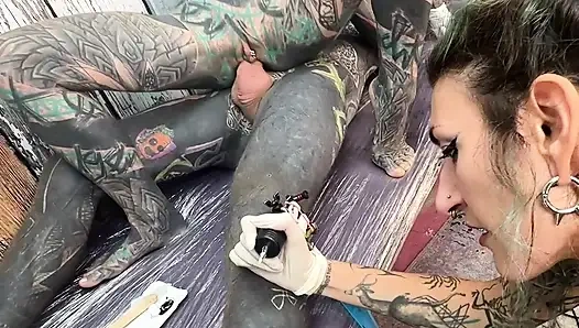 Dövmeli kız memelerini siktiriyor sonra yarağa biniyor ve anal seks yapıyor
