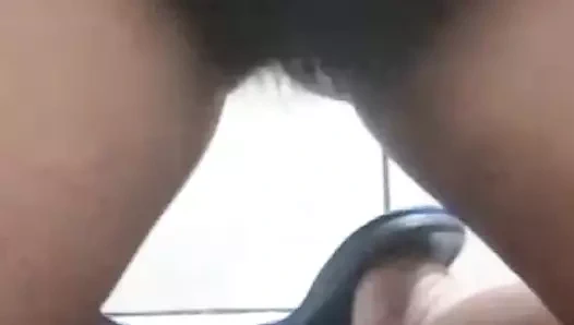 Kıllı genç kız banyoda sert yarağımı görmek için beni çağırıyor