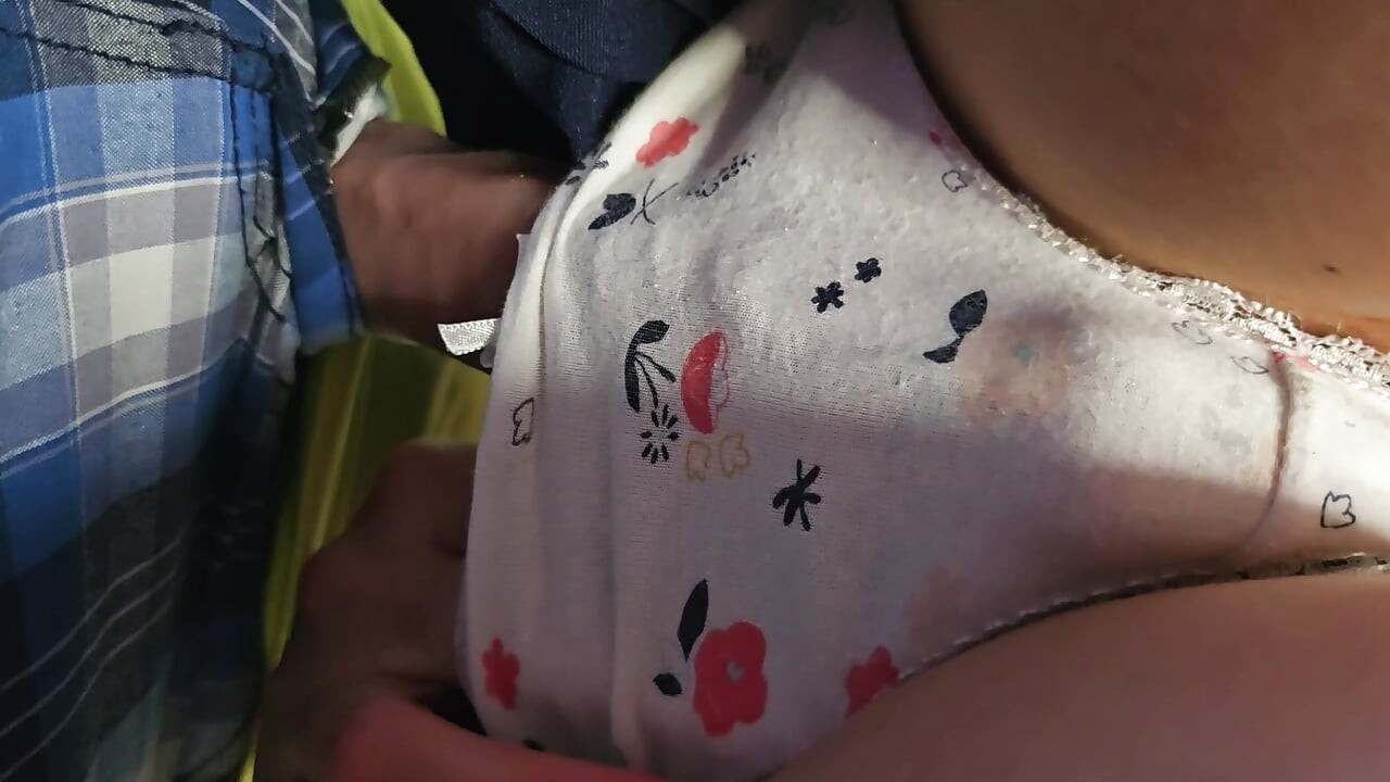 Metroda bir yabancının penisini külotunun içine girmesine izin verdi.