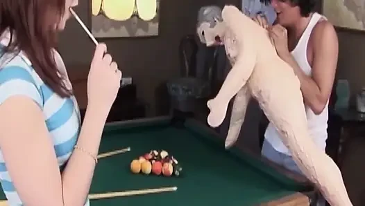 Olgun orta yaşlı seksi kadın bilardo masasında derin yarak alıyor