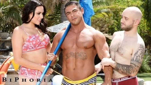 Havuz çocuğu iri patron ve kıvrımlı karısı ile paylaşılan - bifori