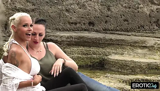 Две подружки сосут багажник своего праздничного знакомого