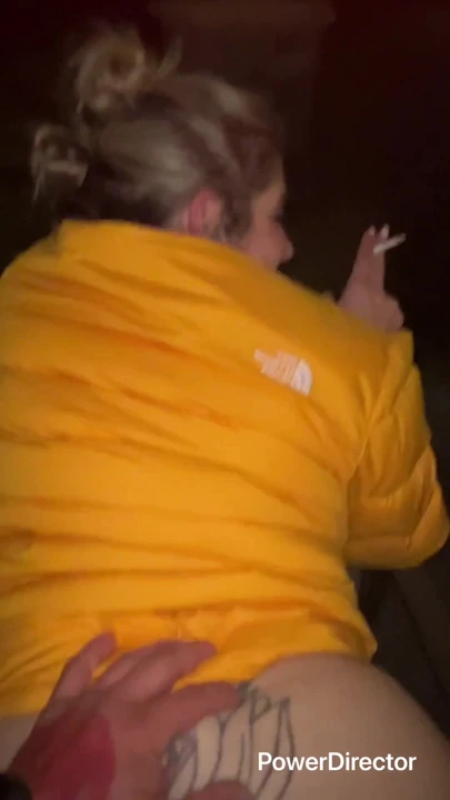 Orta yaşlı seksi kadın sigara içiyor ve dışarıda sikiliyor | Klip 2