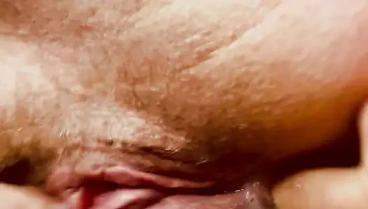 Amcığım fışkırtana kadar sıkı götümü parmaklıyorum