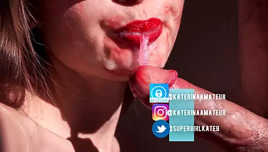 Kız arkadaşımın kırmızı dudaklarıyla seksi yakın çekim sakso 4k katerinaamateur