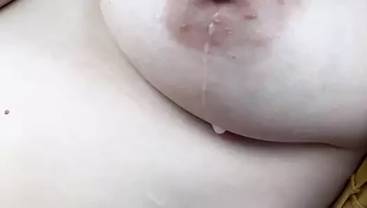 Benim göğüsleri sıçrama iken amatör anne arabada emzikli.