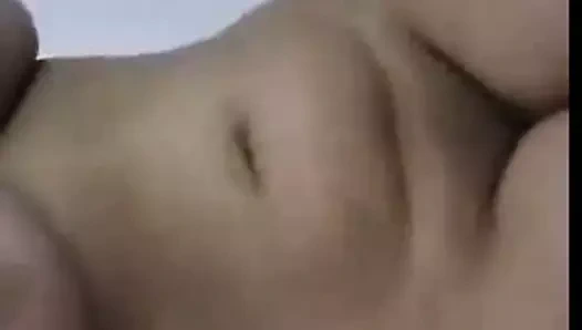 Mısırlı koca memeli kız ganimetini gösteriyor