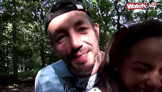 Geiles Exotisches Teen beim spazieren Outdoor gefickt