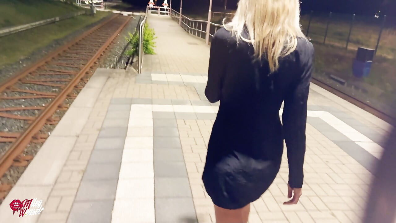 Harika!! Tren istasyonunun ortasında azgın bir orospu sevişti!!
