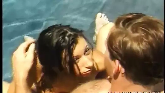 Biraz hava solumak için havuzdan çıktı.