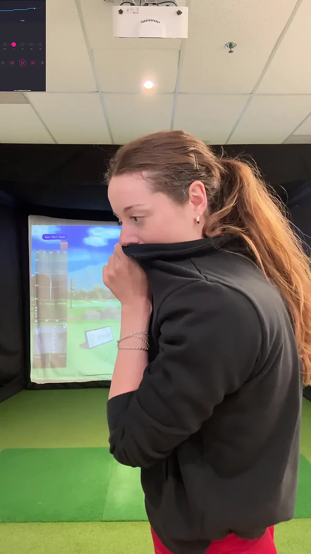 Benim lush ile bir simülatörde golf yapmaya çalışıyorum! Ben sallanırken boşalmamaya çalışıyorum!