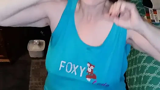 Seksi orta yaşlı seksi kadın sabah çıplak yoga yapıyor!