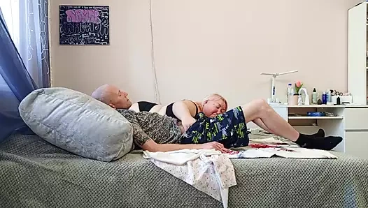 Bir arkadaşım mola sırasında bana sakso çekiyor