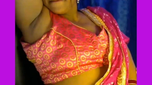 Seksi Hintli baldız gençliği heyecanına dayanmaya devam ediyor.