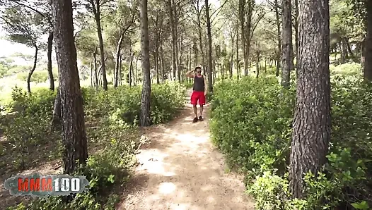 Pirsingli sarışın açık havada götten sikiliyor ve yüzüne boşalma