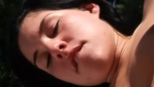 Seksi göt ballar parmak ve yapay penis sikme ıslak amlar açık havada