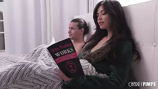 Büyük memeli esmer Scarlett Alexis evliliğe tutunuyor ama oyuncaklarıyla yakalanıyor