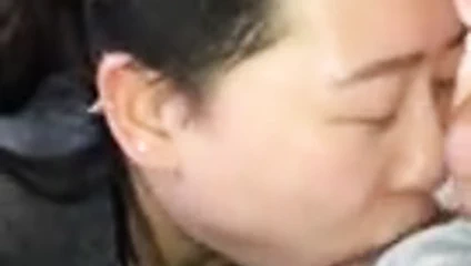 Sevimli asyalı # 2'de (en iyi) derin boğazla kandırıldı