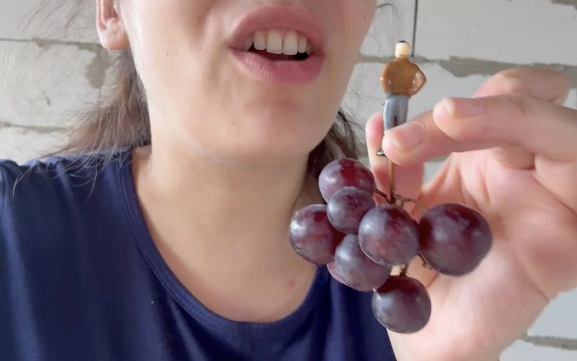 Giantess onu aşağılamadan önce küçük bir adamla oynuyor