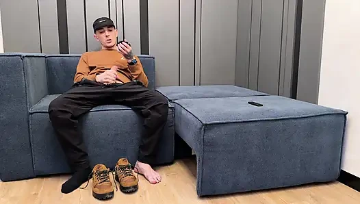 Adam mastürbasyon yapıyor ve çorap kokluyor