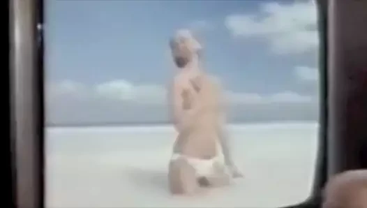 Sarışın ıslak tişört