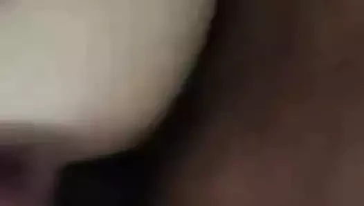 Tüm yarağımı götüne ve amına sokuyorum ve tükürerek ıslatıyor