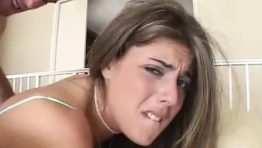 Esmer fahişe sert iki yarakla üçlü grup seks yaptıktan sonra boşalıyor