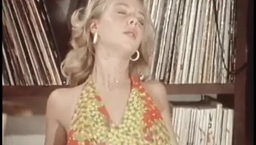 İki çılgın ateşli sarışın anüs ateşli vücutlarını çalışıyor ve bir yarağı çifte sikiyor