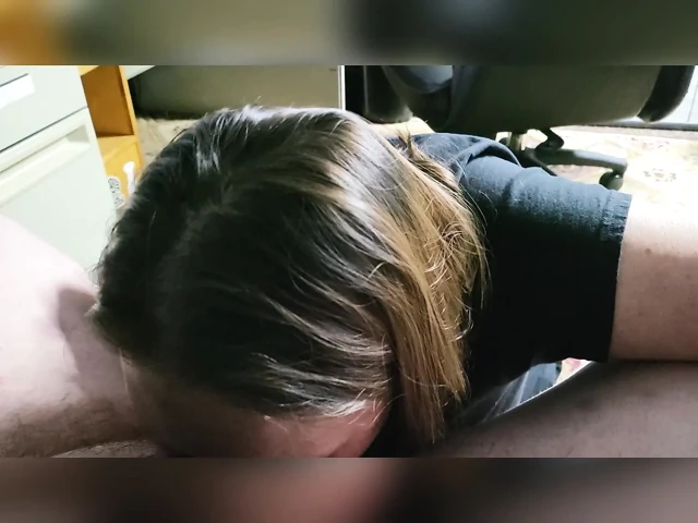 Süper seksi yarak emen tanrıça yarağını emiyor ve sonra tekrar emerek dölünü yalıyor ve onu boşaltıyor