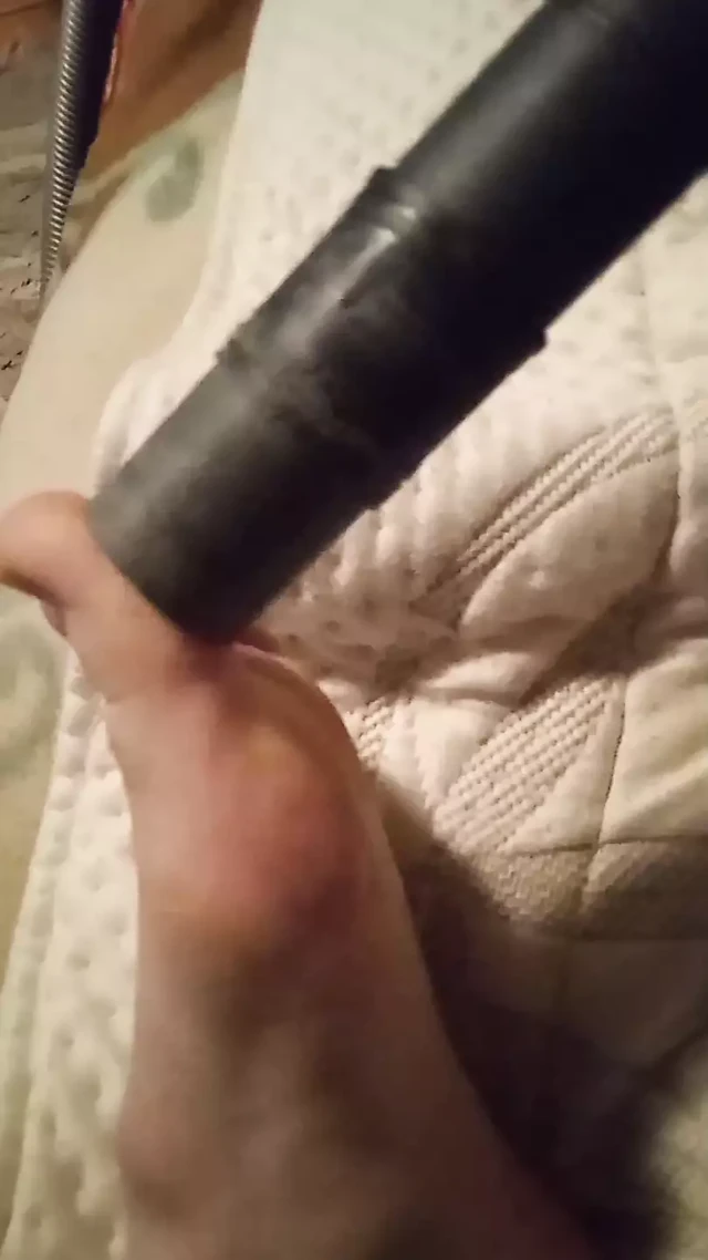 Çorabın ve çıplak ayakların vakumlanması