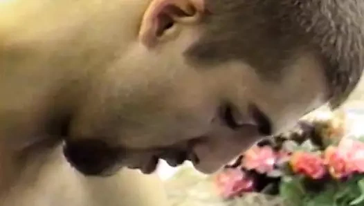 Çarpıcı orta yaşlı seksi kadın kremle oynarken sikiliyor