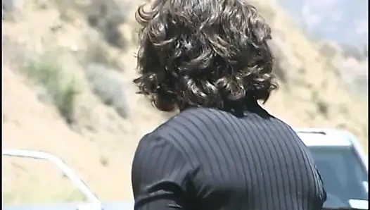 Güzel sarışın hatun sikilmeden önce sert bir yarak emmeyi ve sakso çekmeyi seviyor