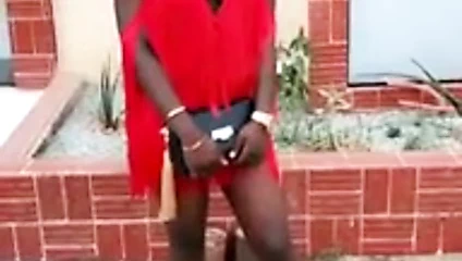 Siyah seksi bir elbise koy.mp4