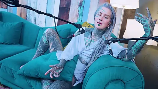 H hakkında konuşuyorum - mutluluk - asmr podcast sfw konuşuyor gotik sıska kız dreadlocks dövmeli model dövmeli kız