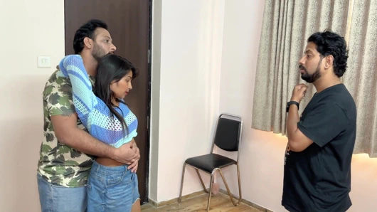 Kocasının önünde, evli kadın erkek arkadaşını evde aradı.