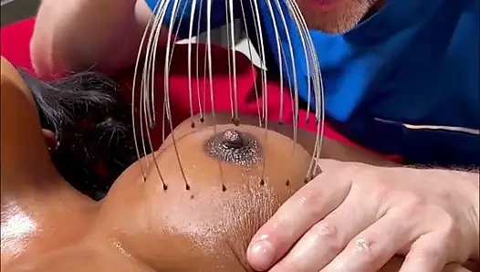 Büyük doğal memeli zenci genç kız Lily Starfire masajdan sonra sikiliyor