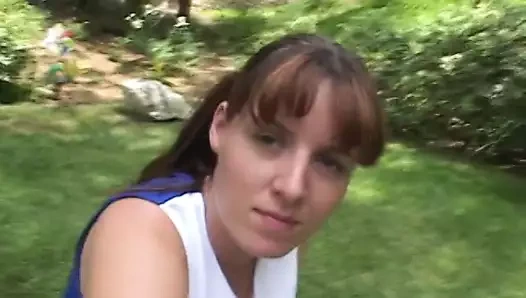 Kıvrımlı amigo kız eteği yükseltir ve onu kedi yaladı alır