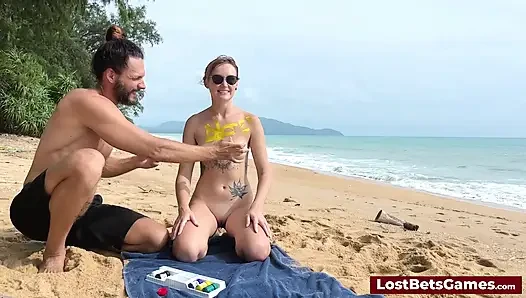 Azgın bir çift plajda striptiz tic tac toe oynuyor