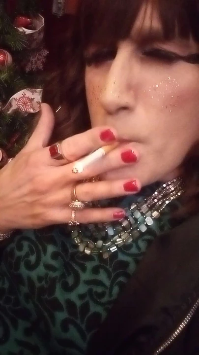 Sevimli transwoman bakış açısı yüzüne sigara içiyor