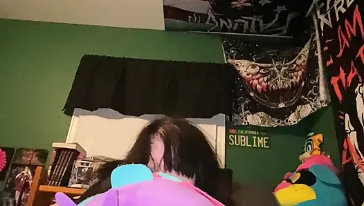 Tombul gotik yüz, peluşunu sikiyor ve sonra kokluyor!