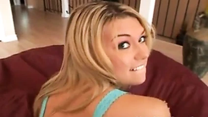 Güzel tiffany oyun ona sevimli kedi ve göt