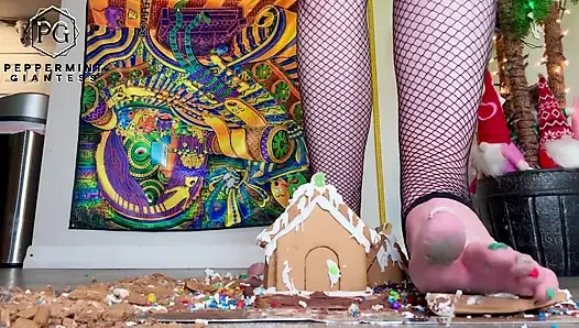 Giantess Noel köyü ağır çekimde zencefilli çörek evlerimi mahvediyor