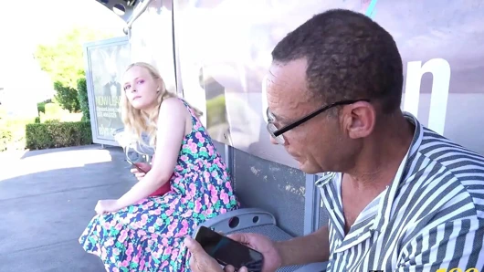 Sofia Bun canavarla tanışıyor