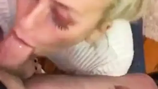 Seksi sarışın yarak emiyor