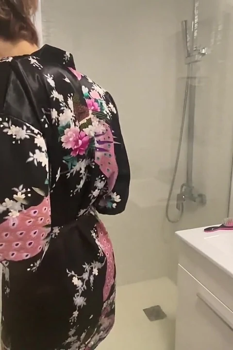 Duş alırken bana bak