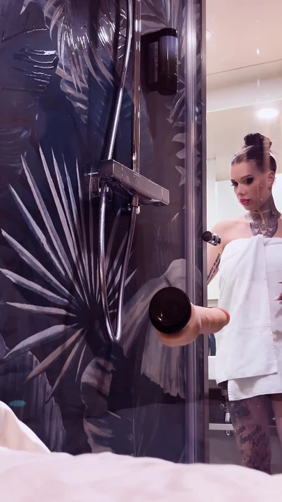 Ateşli buhar, sert dildo - cam duvar sikişim