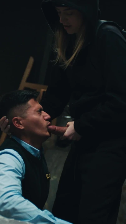 Futanari gırtlağına kadar anal seks